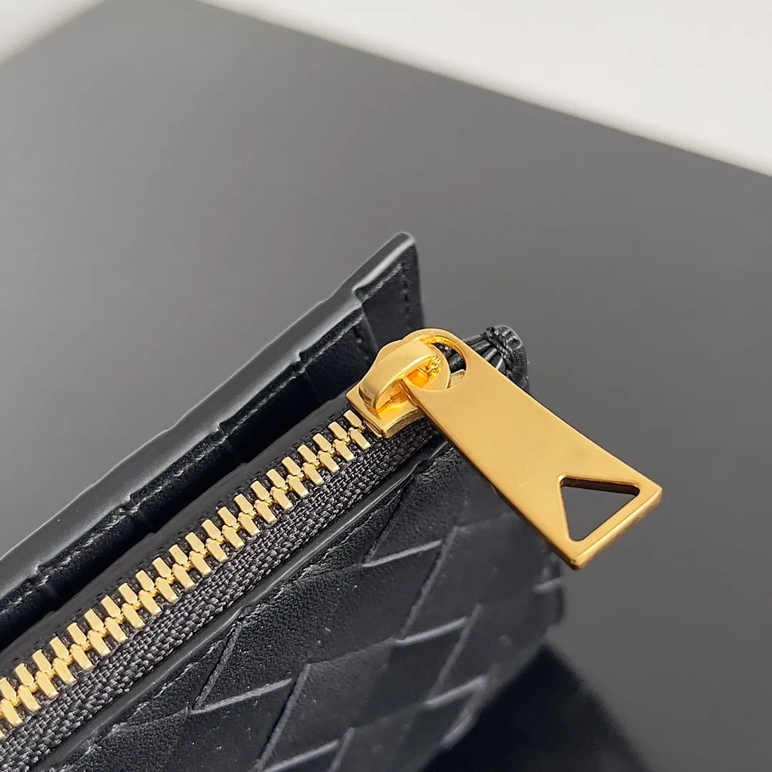Batch 960 of BOTTEGA VENETA’s new woven small wallets are now shipping! ! ! 🥰🥰Made of carefully selected first-layer sheepskin fabric, this small luxury wallet has an elegant appearance and is also full of practicality. It can store change, driver's license and various cards at the same time. It is so small that it can be put in your pocket and carried with you. It is really convenient [Applause][Applause] Style No.: 667468 Size: 14.5*9.3*2cm